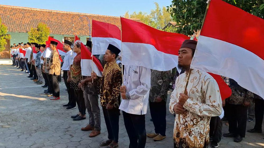 Ratusan Eks JI Gelar Upacara HUT RI di Ponpes Al-Ihsan Madiun