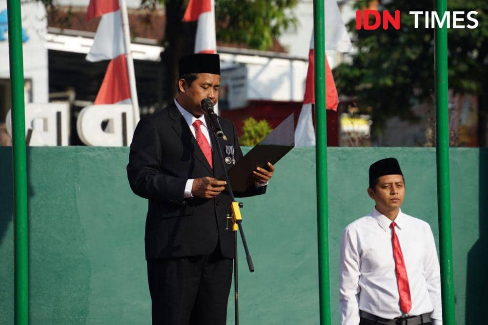 Rektor UIN Saizu Purwokerto Profesor Ridwan saat menjadi inspektur upacara, Sabtu (17/8/2024).(IDN Times/Cokie Sutrisno)