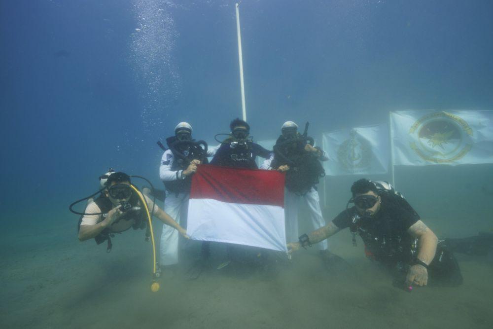 5 Potret Aksi TNI AL Lakukan Upacara HUT ke-79 RI di Dalam Laut Ambalat