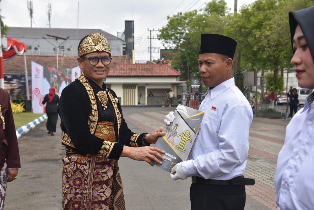 Penyerahan remisi kepada narapidana Lapas Tulungagung. IDN Times/ istimewa