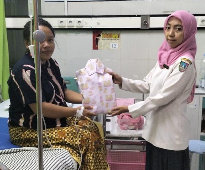 Petugas RSUD memberikan kado kepada ibu dan bayi yang lahir pada 17 Agustus 2024. IDN Times/Zainul Arifin