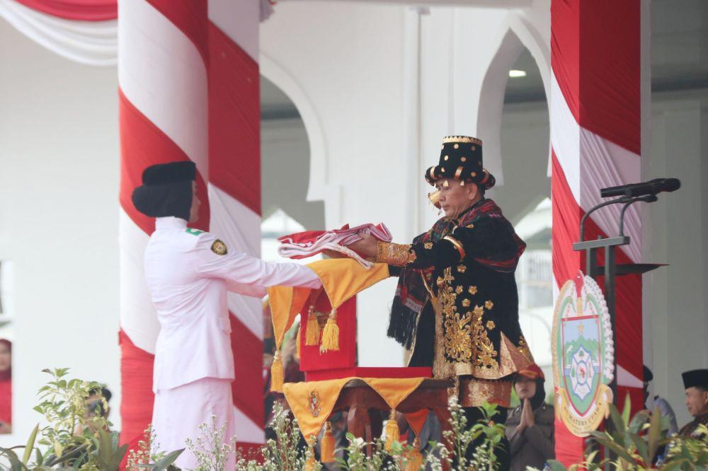 Pj Gubernur Sumut Agus Fatoni saat upacara pengibaran bendera merah putih di Sumatra Utara (dok.Pemprov Sumut)