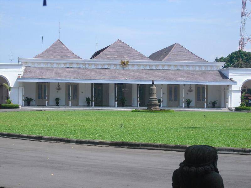 gambar Gedung Agung tempat di mana Presiden Soekarno berkantor selama di Yogyakarta (commons.m.wikimedia.org/Pinerineks)