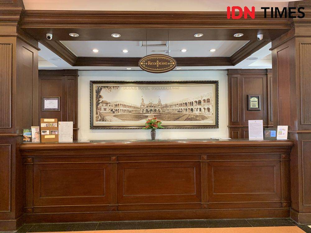 Potret resepsionis di Hotel Majapahit Surabaya MGallery Collection (IDN Times/Fasrinisyah Suryaningtyas)