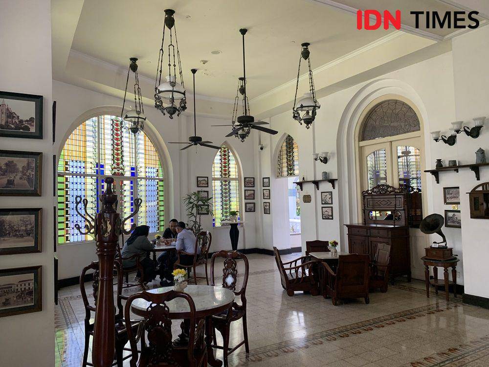 Potret salah satu sudut ruangan di Hotel Majapahit Surabaya MGallery Collection (IDN Times/Fasrinisyah Suryaningtyas)