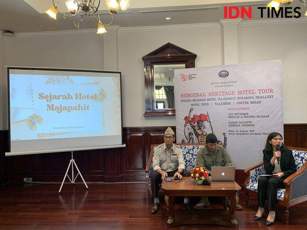 Talkshow bersama GM Hotel Majapahit Surabaya MGallery Collection, Kahar Salamun, dan sejarawan Ady Setyawan pada Rabu (14/8/2024) (IDN Times/Fasrinisyah Suryaningtyas)