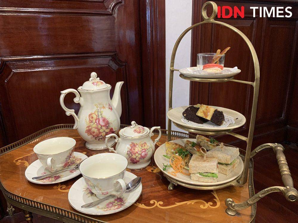 Potret jamuan high tea Heritage Tour di Hotel Majapahit Surabaya MGallery Collection (IDN Times/Fasrinisyah Suryaningtyas)
