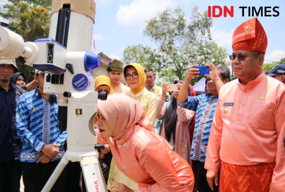 Pj Gubernur Kalbar, Harisson kenakan teluk belanga saat kulminasi Pontianak. (IDN Times/prokopim).