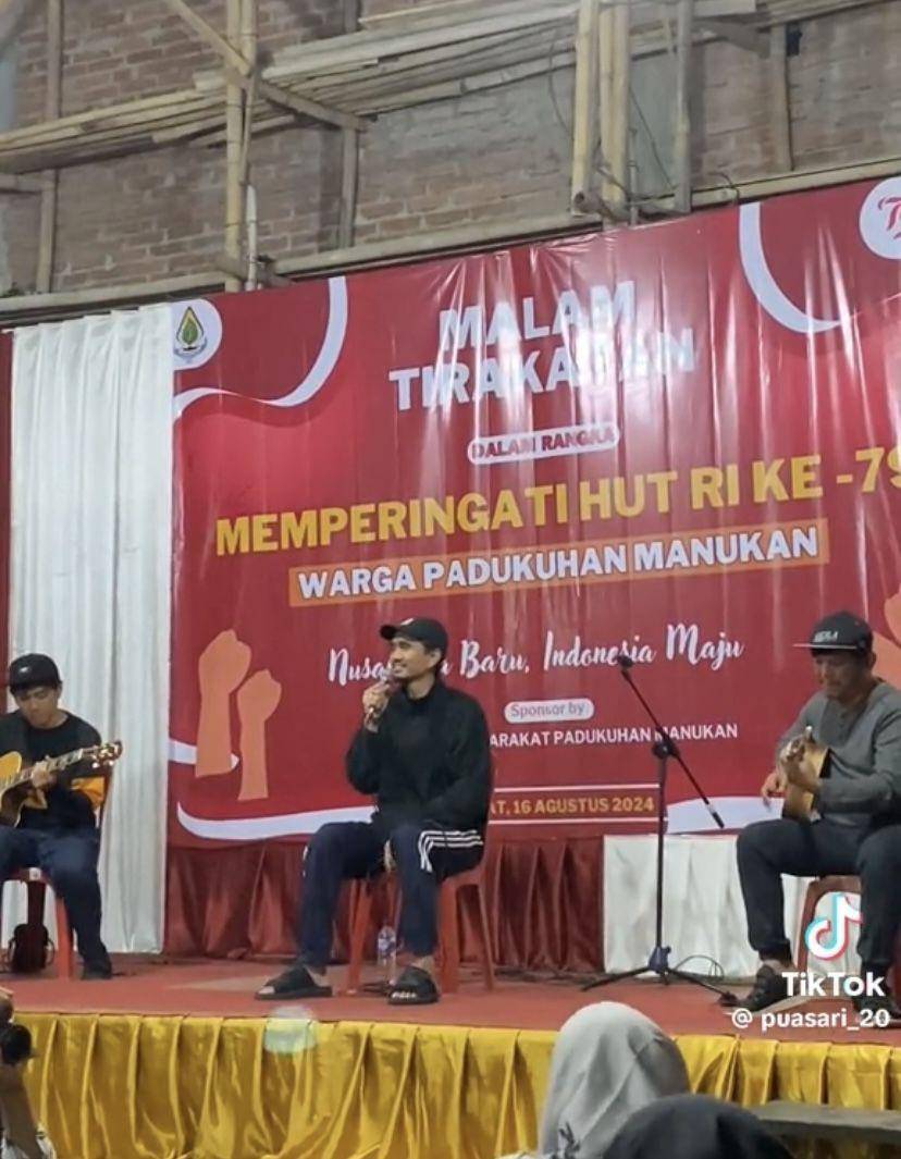 potret Duta Sheila On 7 tampil di malam tirakatan jelang HUT ke-79 RI di kampungnya (tiktok.com/puasari_20)