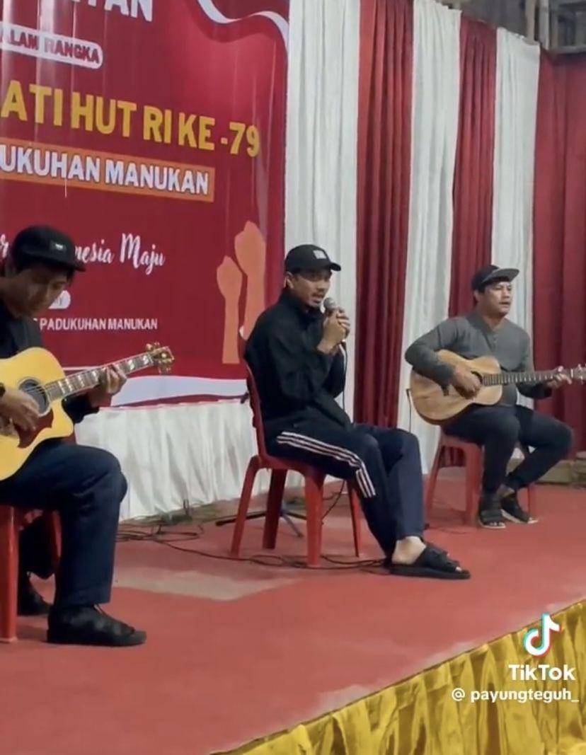 potret Duta Sheila On 7 tampil di malam tirakatan jelang HUT ke-79 RI di kampungnya (tiktok.com/payungteduh_)