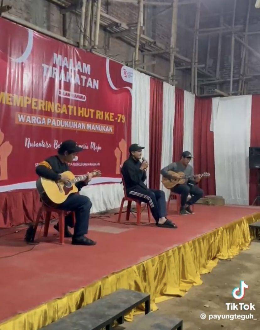 potret Duta Sheila On 7 tampil di malam tirakatan jelang HUT ke-79 RI di kampungnya (tiktok.com/payungteduh_)
