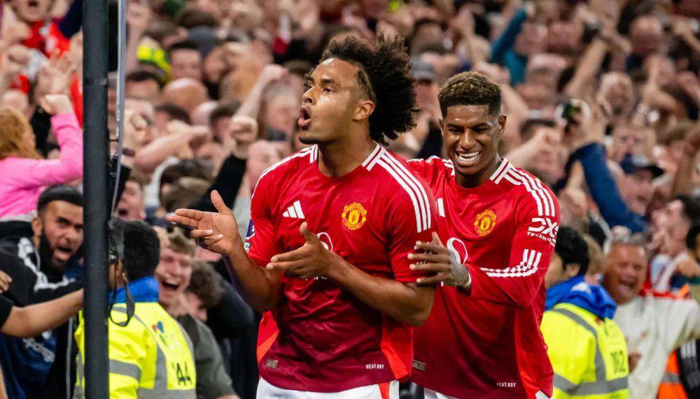 Joshua Zirkzee (kiri) mencetak gol ke gawang Fulham pada pekan pertama English Premier League 2024/2025. (premierleague.com)