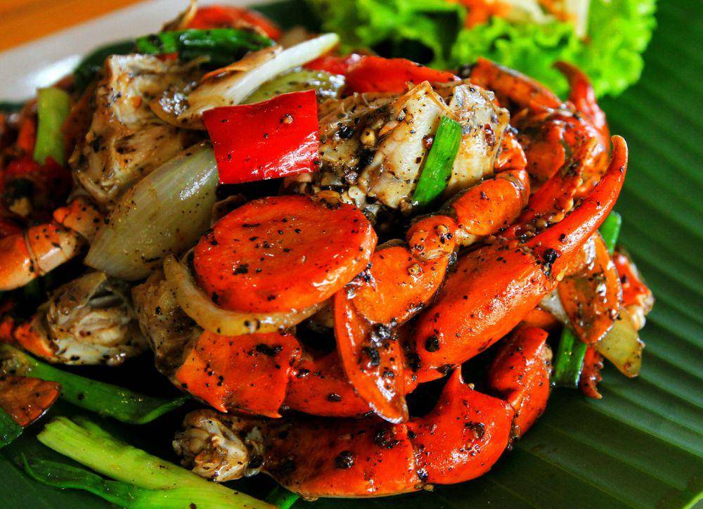 ilustrasi kepiting masak saus garlic butter (vecteezy.com/nattasak2004772014)