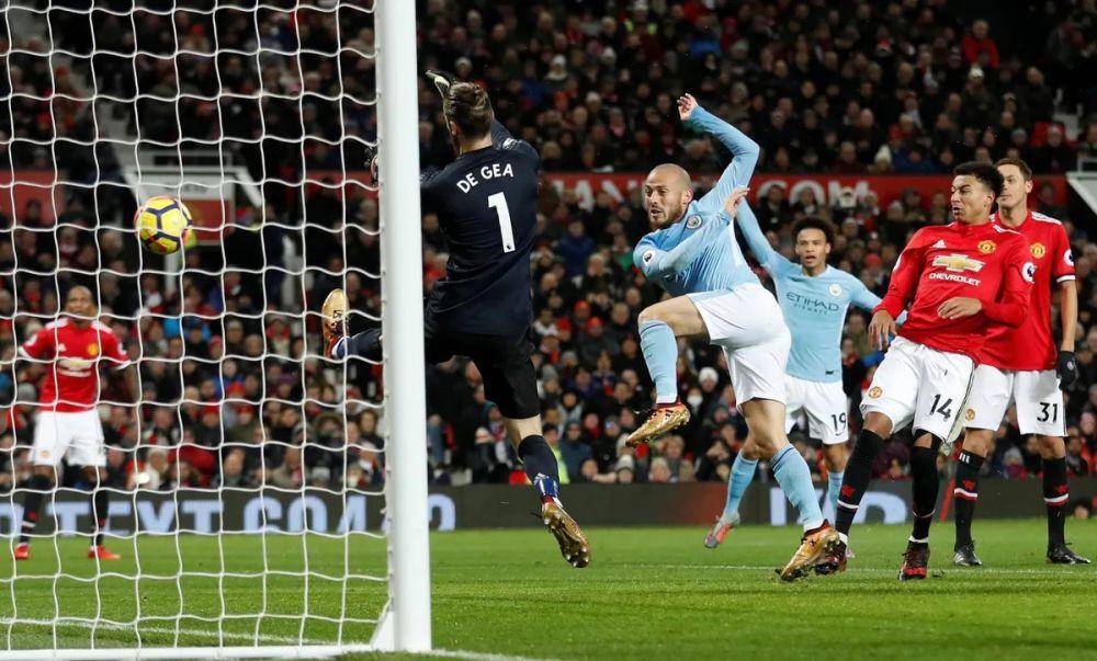 Manchester City mengungguli Manchester United di klasemen akhir EPL 2017/2018. (premierleague.com)
