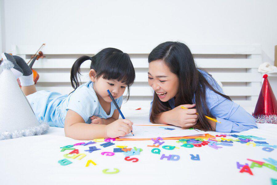 Ilustrasi suasana daycare. (freepik.com/jcomp)