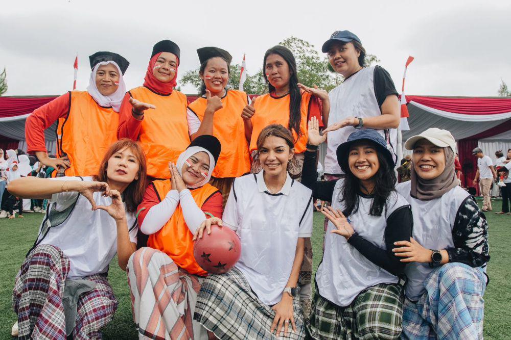 9 Potret Najwa Shihab Ikut Lomba Agustusan, Main Bola Pakai Sarung!