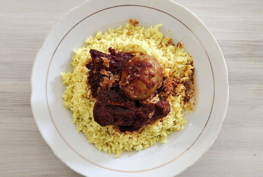 nasi kuning khas Samarinda (commons.wikimedia.org/Tim WikiPuluran - WikiBanua)