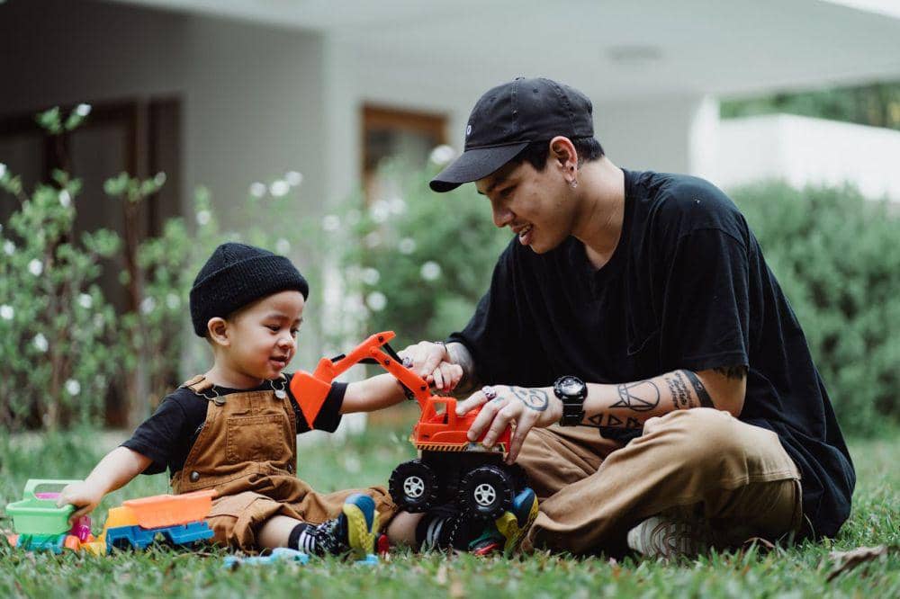 ilustrasi bermain bersama anak (pexels.com/Ketut Subiyanto)