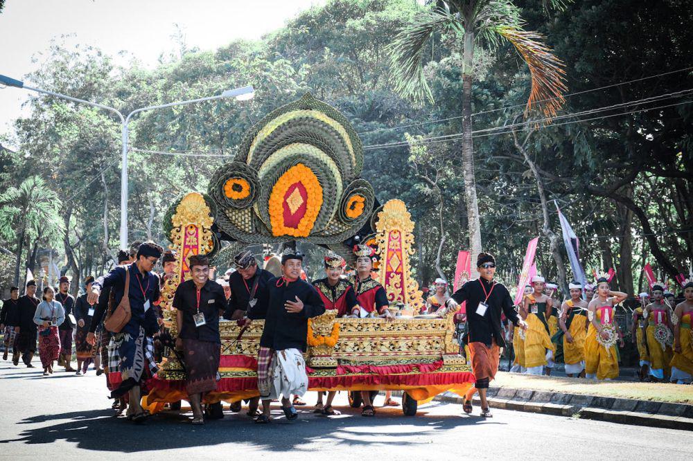 8 Tips Menyaksikan Karnaval Secara Langsung, Bawa Anak Kudu Hati-Hati