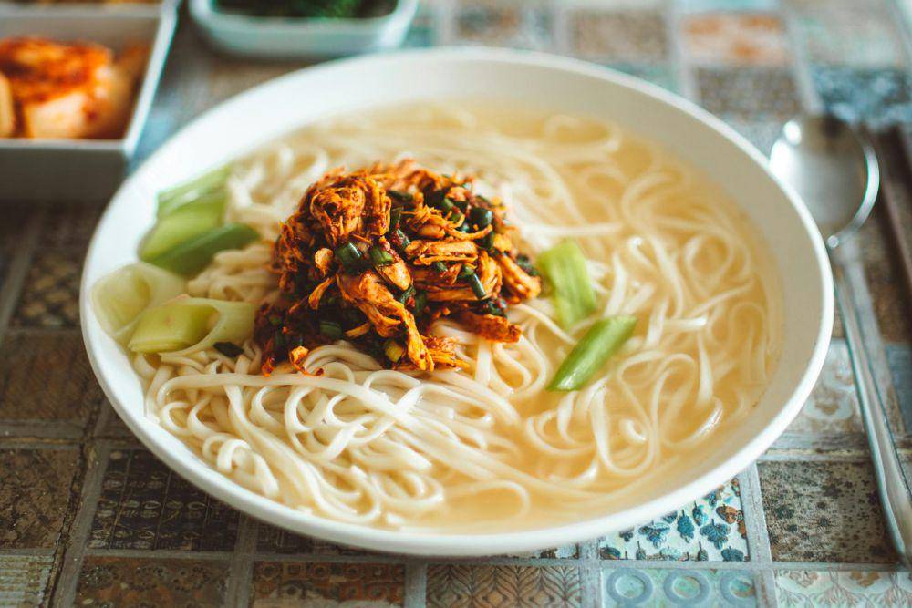 ilustrasi bakmi godog jogja (pexels.com/id-id/@roman-odintsov)