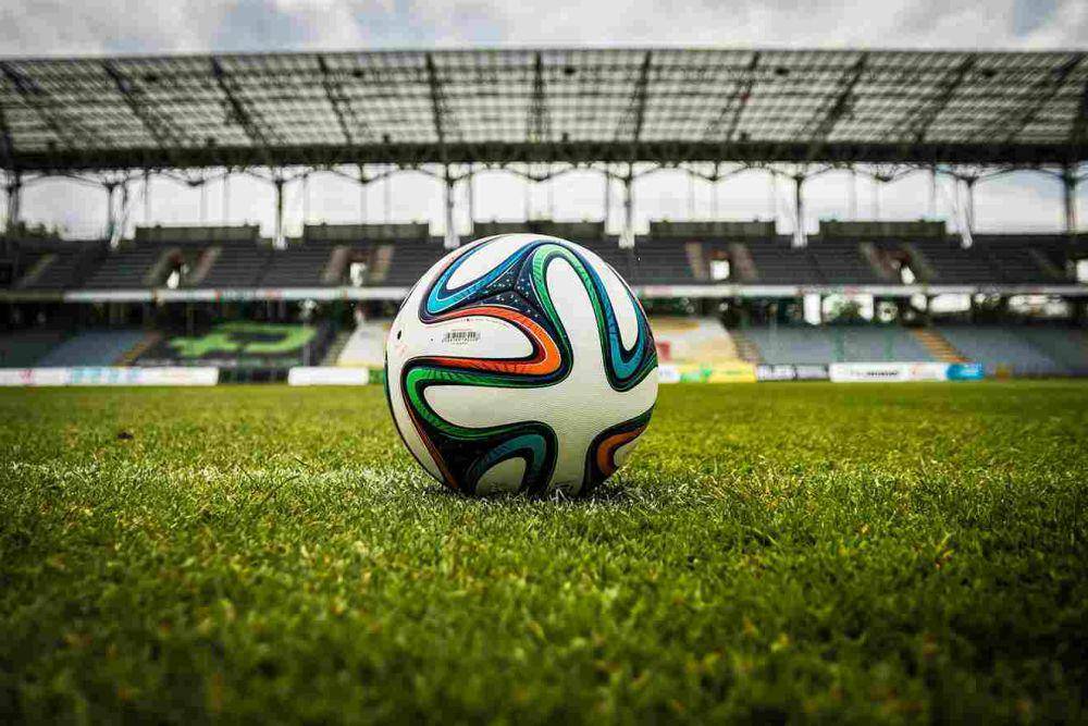 Foto oleh Pixabay: https://www.pexels.com/id-id/foto/bola-sepak-berwarna-warni-di-lapangan-hijau-47730/
