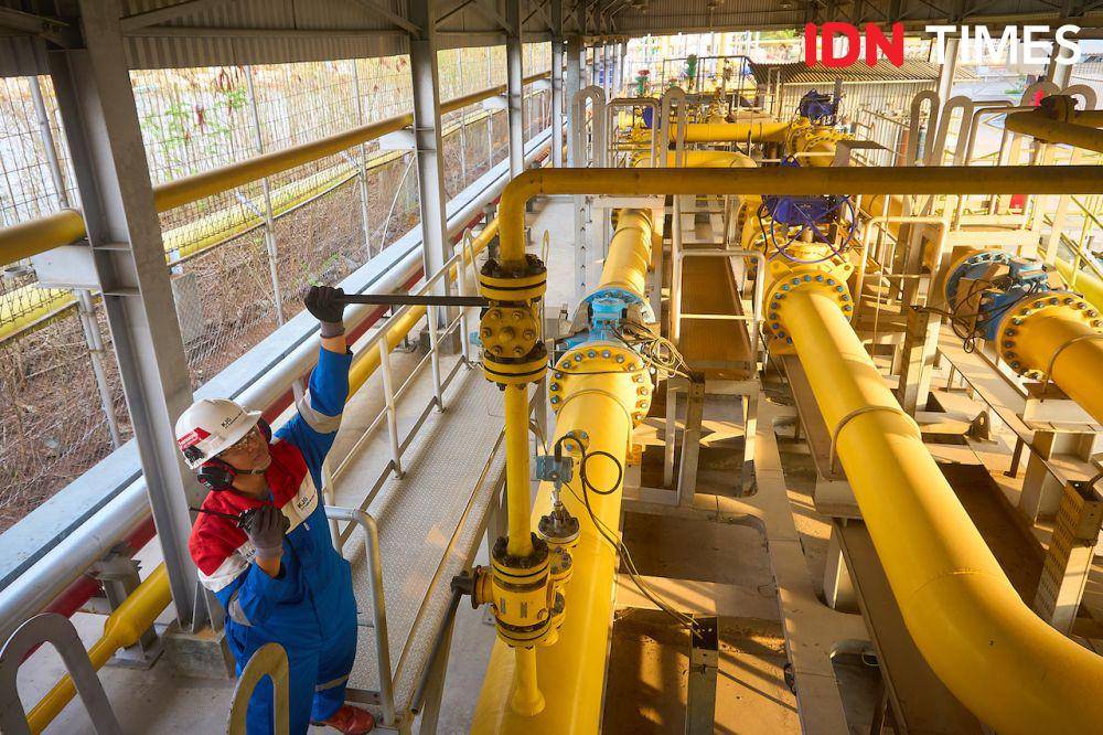 Seorang petugas PT Kalimantan Jawa Gas (KJG) memantau jaringan pipa transmisi yang menghubungkan sumber gas bumi dengan pengguna, termasuk industri perhotelan di Semarang. (IDN Times/Dhana Kencana)