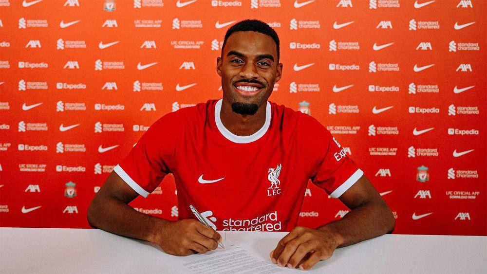 Ryan Gravenberch menandatangani kontrak bersama Liverpool. (liverpoolfc.com)
