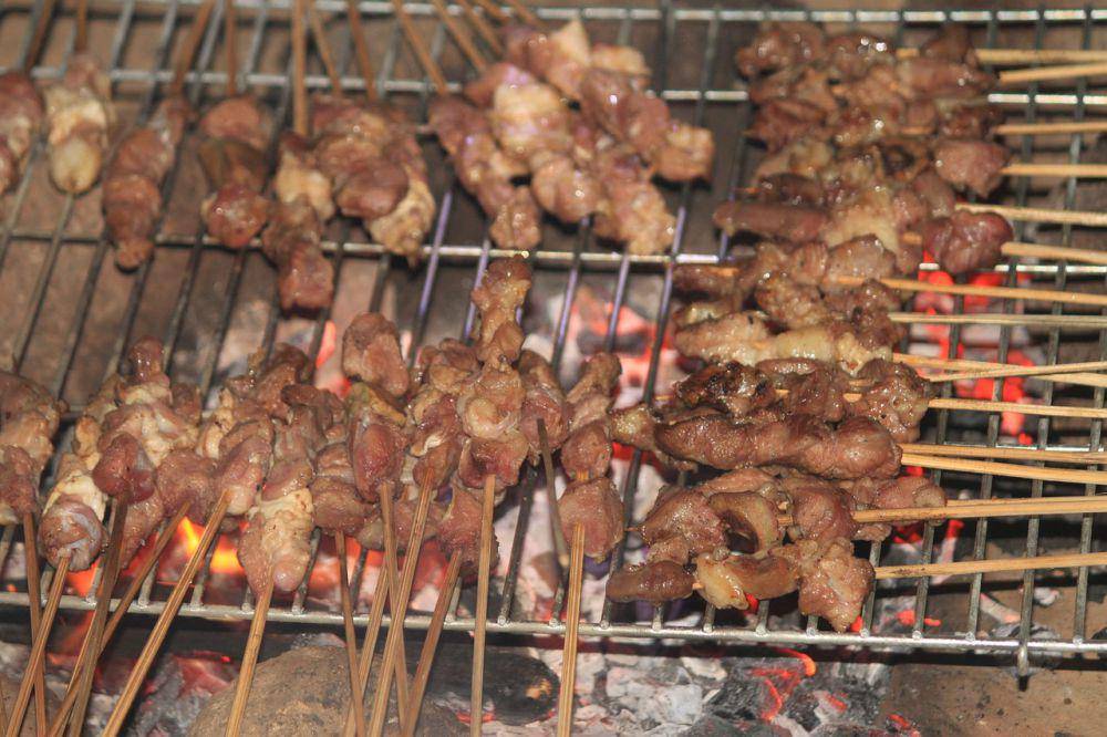 ilustrasi membakar sate (pixabay.com/mufidpwt)