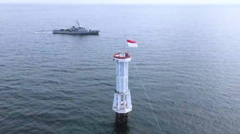 Upacara pengibaran bendera dalam rangka HUT ke-79 di perairan Ambalat. (Dokumentasi TNI AL)