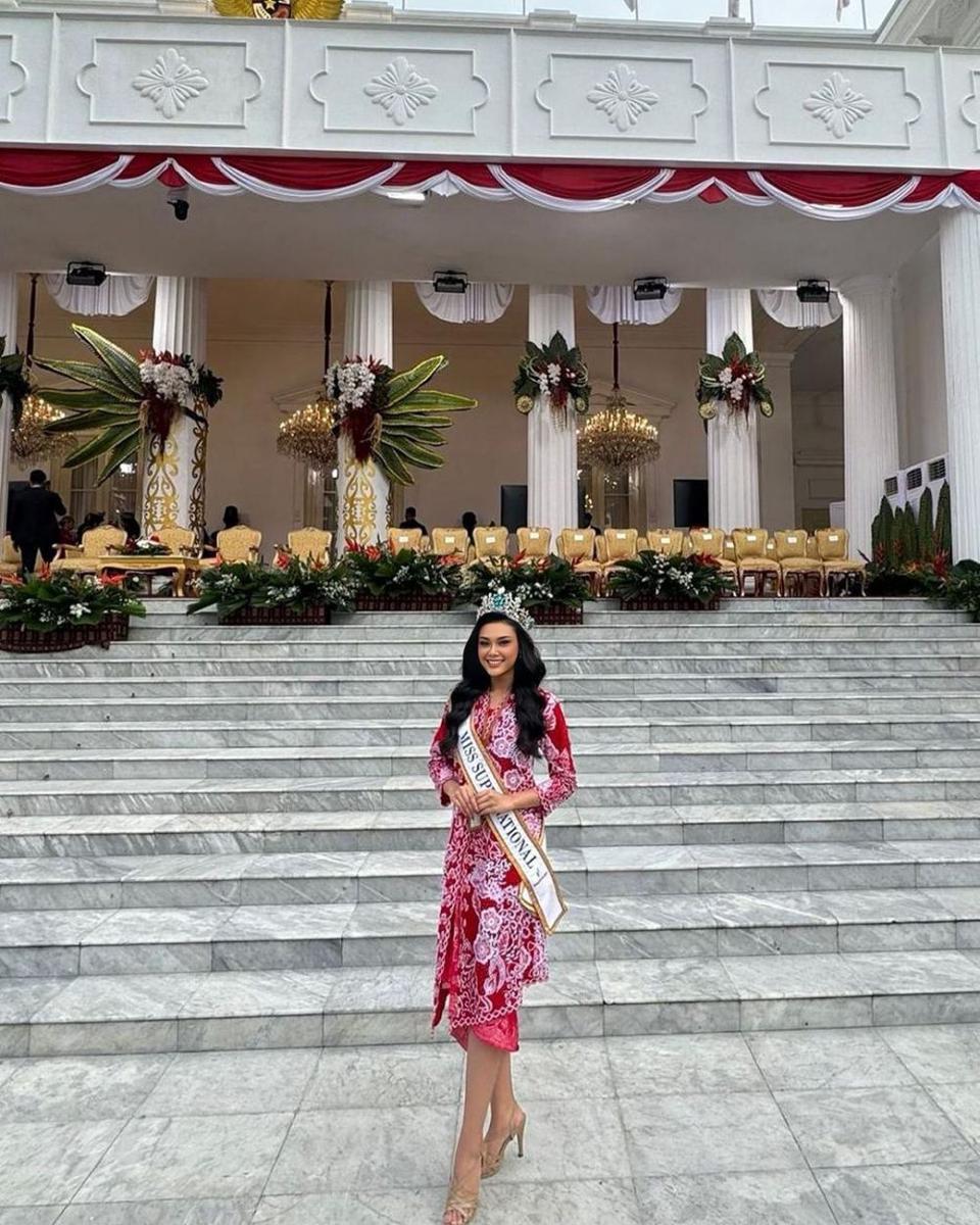 Potret Puteri Indonesia Menghadiri Upacara HUT ke-79 RI di Istana Negara Jakarta (foto oleh Iveen Hermiawan di Instagram.com/officialputeriindonesia)