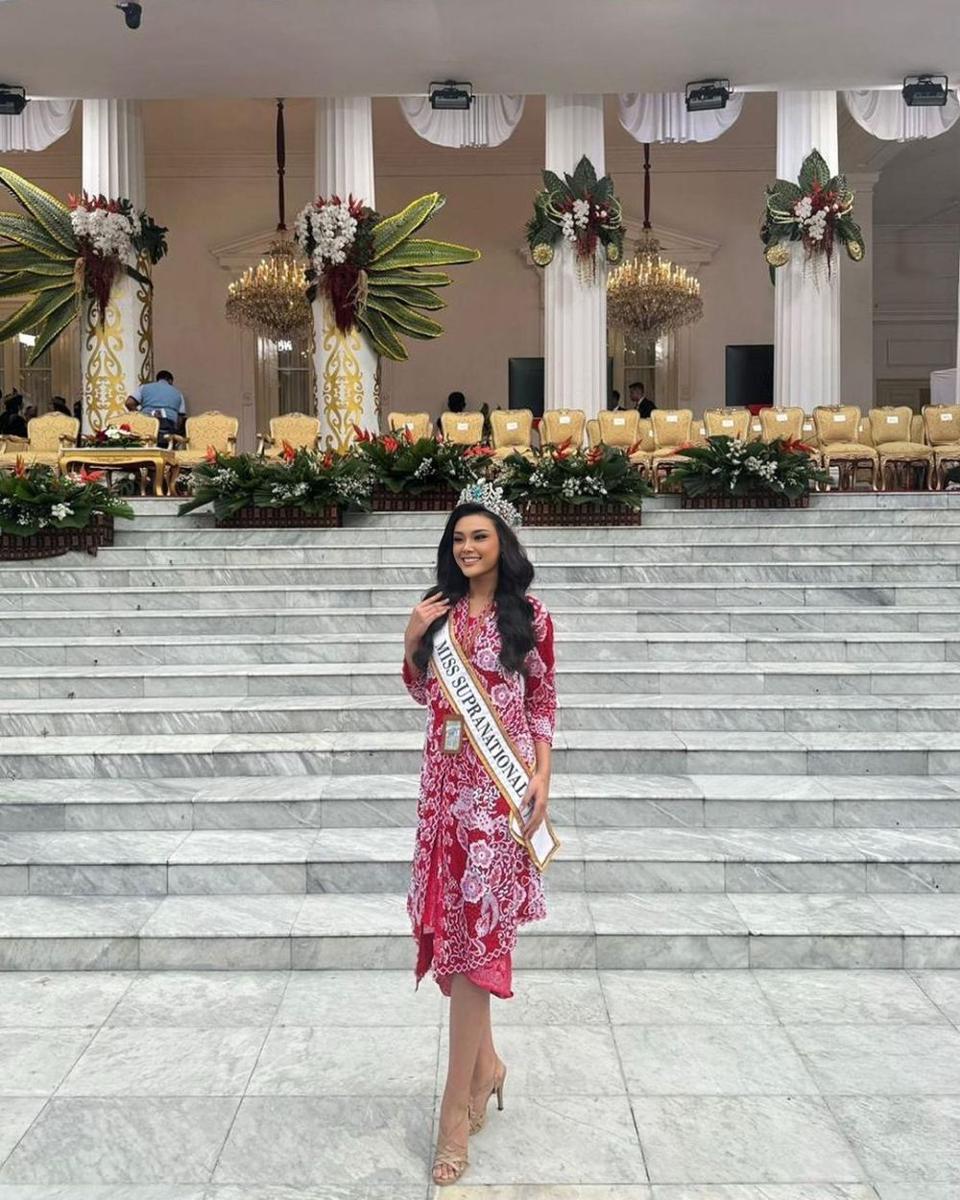 Potret Puteri Indonesia Menghadiri Upacara HUT ke-79 RI di Istana Negara Jakarta (foto oleh Iveen Hermiawan di Instagram.com/officialputeriindonesia)
