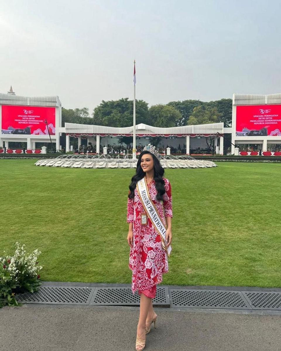 Potret Puteri Indonesia Menghadiri Upacara HUT ke-79 RI di Istana Negara Jakarta (foto oleh Iveen Hermiawan di Instagram.com/officialputeriindonesia)