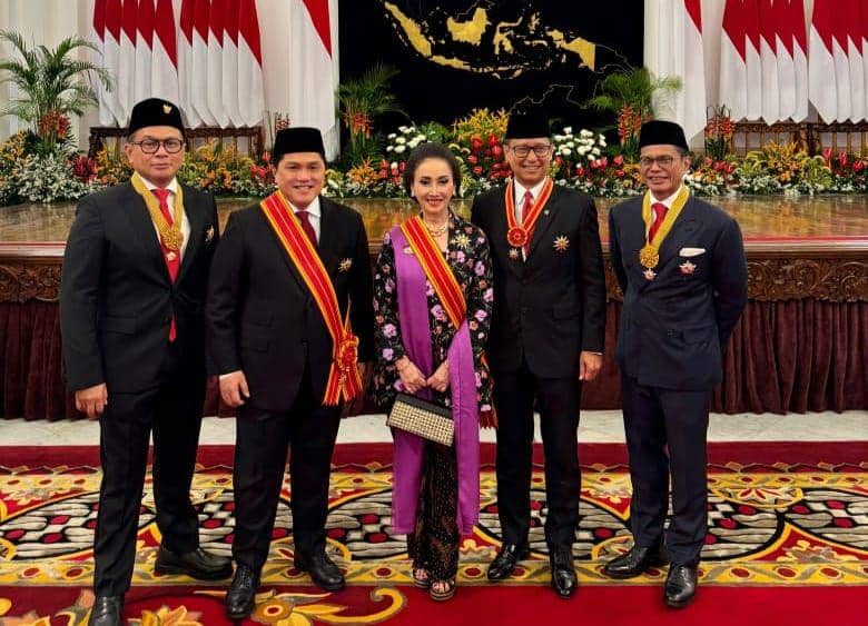 Ketua Dewan Penasehat Yayasan Puteri Indonesia, Putri Kus Wisnu Wardani menerima penghargaan Bintang Mahaputra Adipradana dari Presiden Joko Widodo. 14 Agustus 2024. (dok. Yayasan Puteri Indonesia)