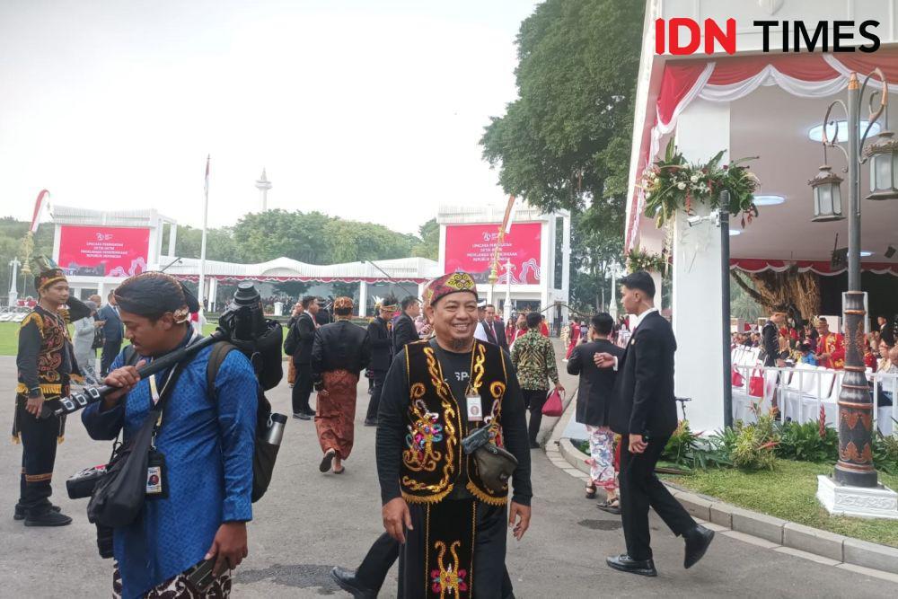 Tamu Undangan Berburu Foto Latar Pilar Istana Merdeka