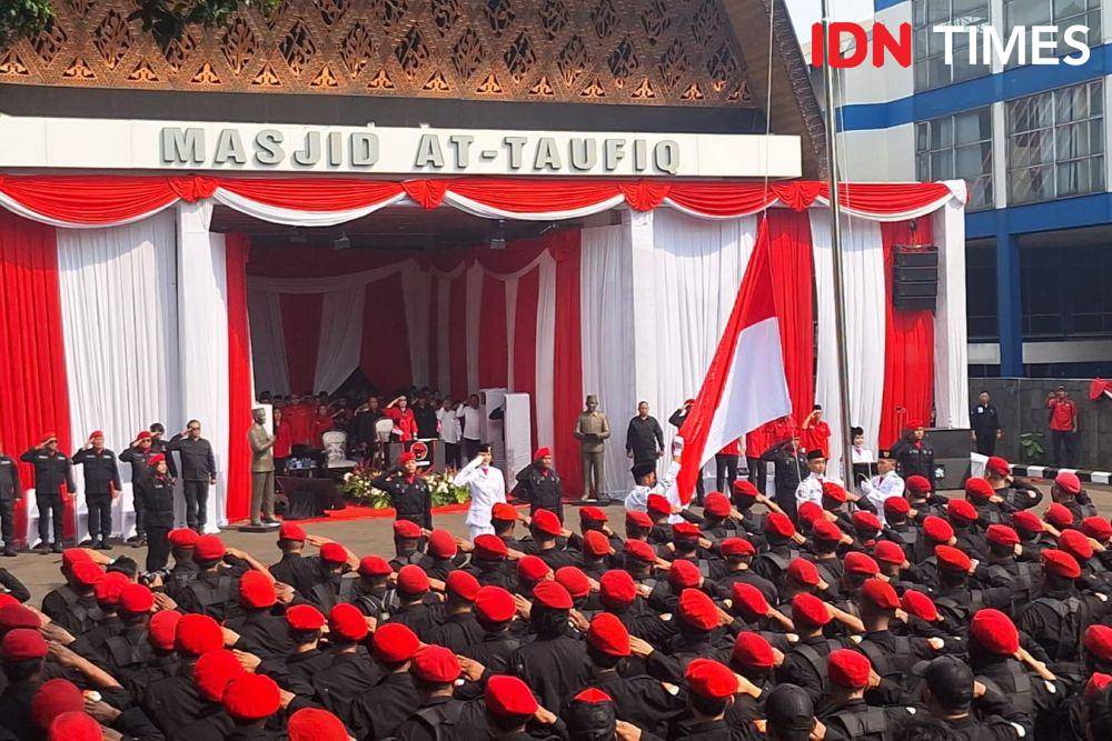 Ketua Umum PDI Perjuangan Megawati Soekarnoputri memimpin upacara peringatan HUT ke-79 RI di Masjid At-Taufiq, Lenteng Agung, Jakarta Selatan. (IDN Times/Aryodamar)