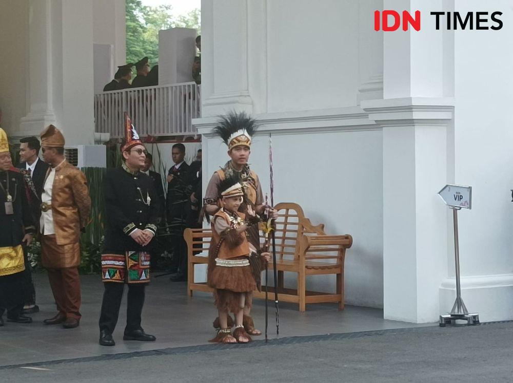 Gibran Pakai Baju Adat Papua Bersama Jan Ethes di Istana Merdeka