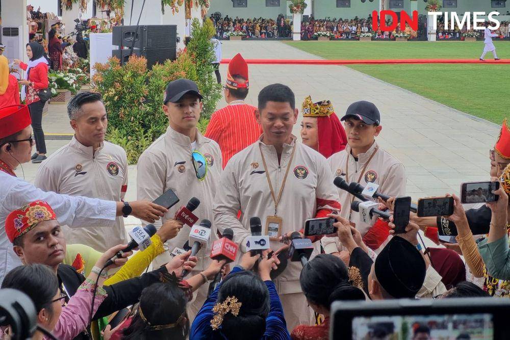 Dua atlet peraih medali emas Olimpiade Paris 2024, Veddriq Leonardo dan Rizki Juniansyah hadir di upacara peringatan HUT ke-79 RI di IKN (IDN Times/Ilman Nafi'an)