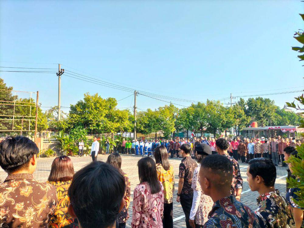 Suasana upacara bendera di Gereja Katolik Sakramen Mahakudus Surabaya. IDN Times/Talita Hariyanto