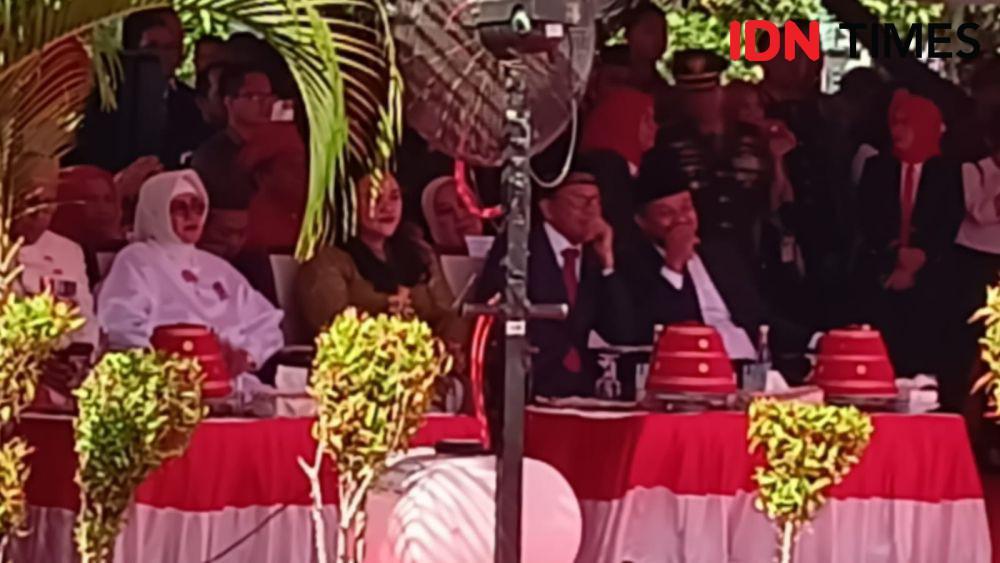 Nurdin Abdullah dan Andi Sudirman Sulaiman duduk berdampingan pada upacara peringatan HUT Proklamasi Kemerdekaan Indonesia di Rujab Gubernur Sulsel, Sabtu (17/8/2024). (IDN Times/Ashrawi Muin)