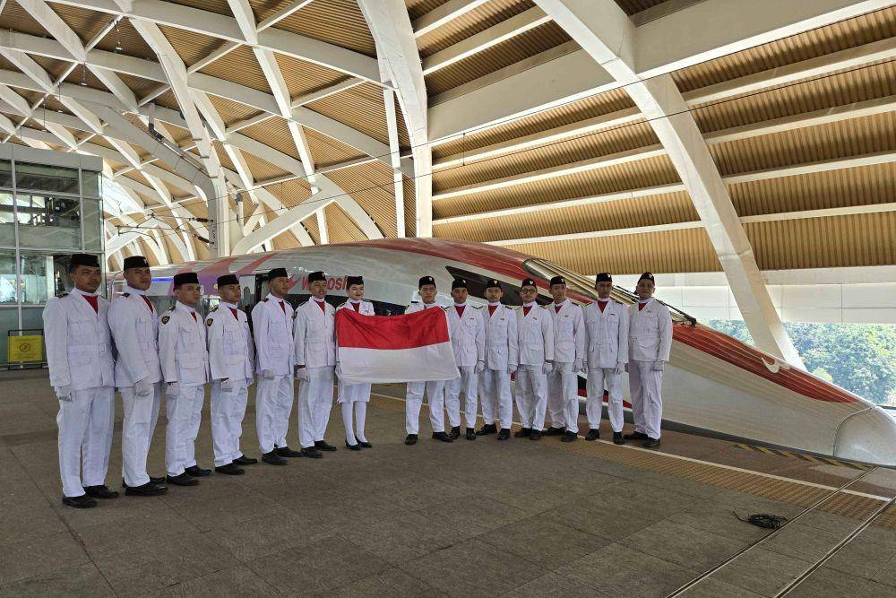 KCIC lakukan pengibaran bendera dalam perjalanan kereta cepat Whoosh. (dok. KCIC)