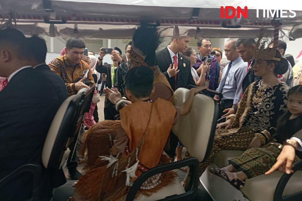 Warga Berburu Foto Gibran Usai Upacara di Istana Merdeka