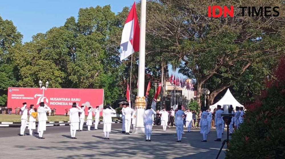 Paskibra NTB saat mengibarkan bendera merah putih pada HUT ke-79 RI, di Kota Mataram, Sabtu (17/8/2024). (IDN Times/Muhammad Nasir)