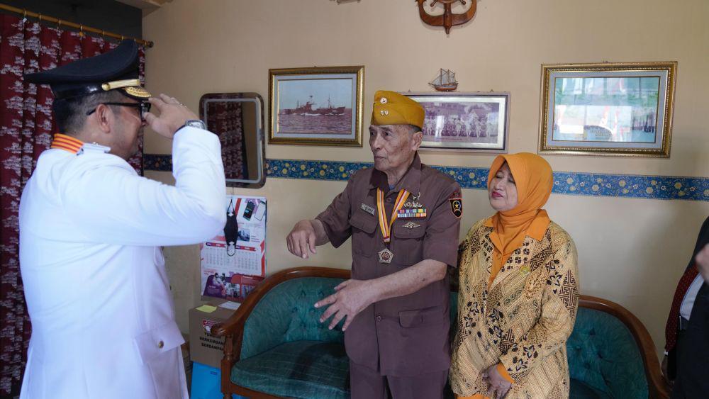 Pj Wali Kota Mojokerto Sambangi Rumah Veteran Rayakan HUT RI Ke-79