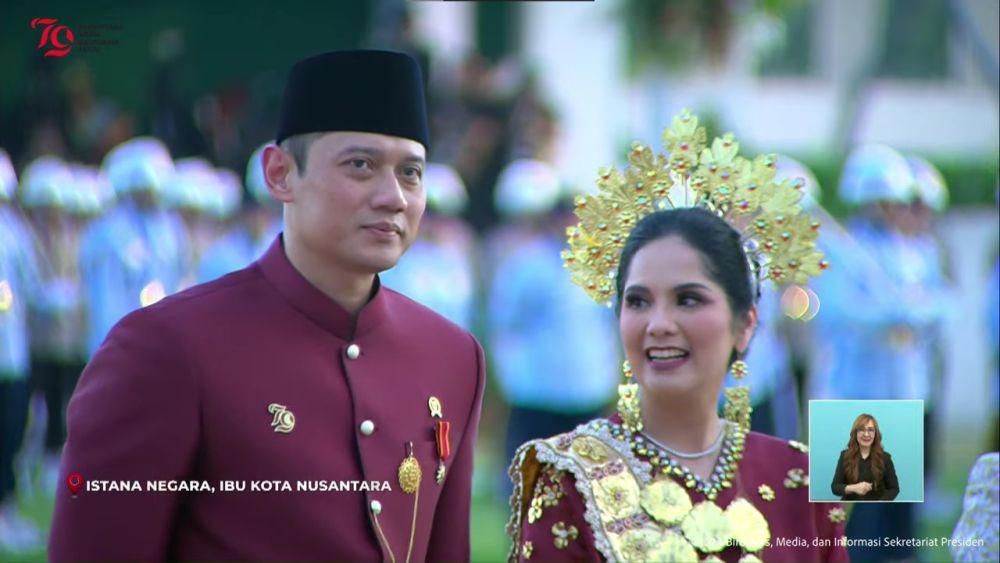 AHY dan Anisa Pohan dapat sepeda baru saat upacara penurunan bendera di IKN dari Jokowi. (youtube.com/Sekretariat Presiden)