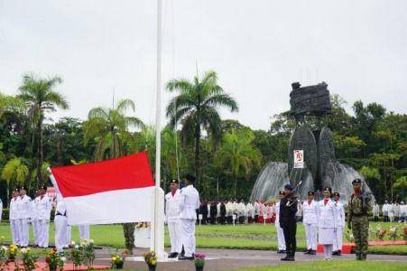 Karyawan PTFI di Kantor Kuala Kencana melaksanakan Upacara HUT RI di Alun-alun Kuala Kencana, Mimika. (Dok PTFI)