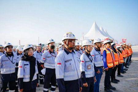 Karyawan Smelter PTFI mengikuti Upacara HUT RI di Kawasan Ekonomi Khusus Gresik, Jawa Timur. (Dok PTFI)