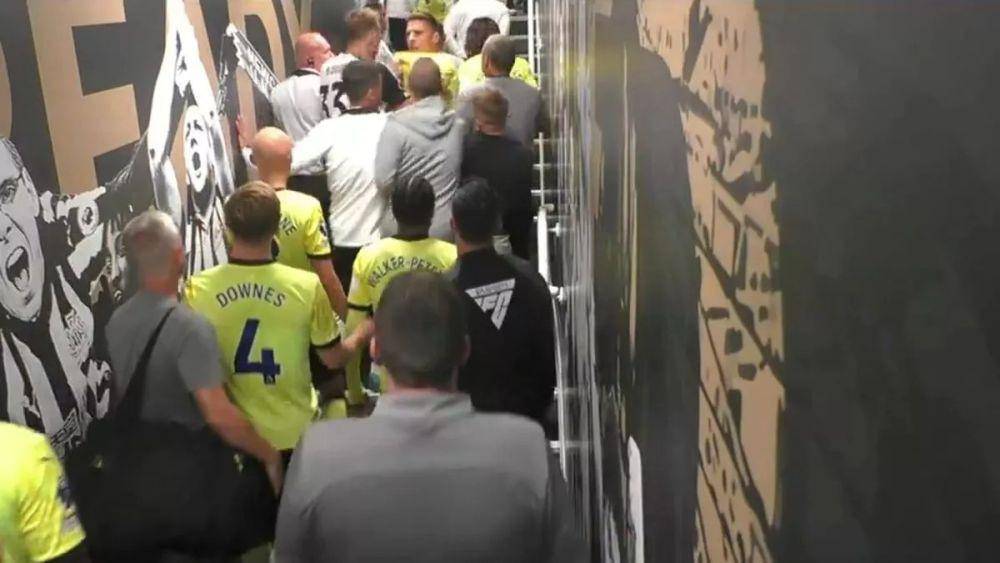 Keributan pemain Newcastle United dan Southampton di lorong pemain (Daily Mirror)