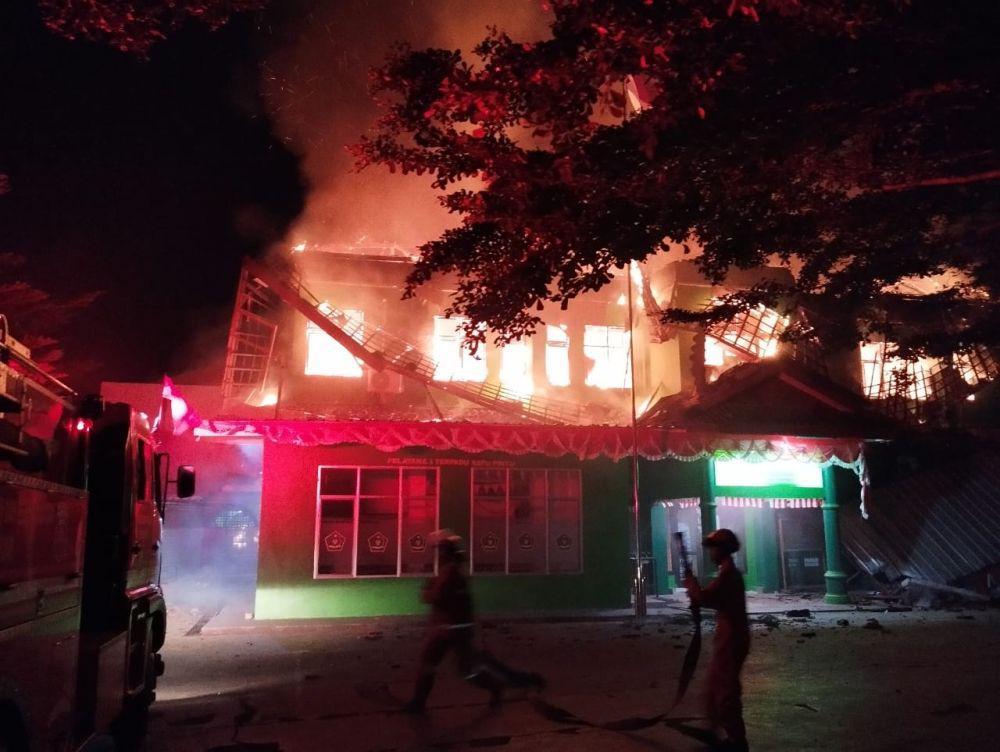 Diduga Korslet Listrik, Kantor Kemenag Bandar Lampung Ludes Terbakar