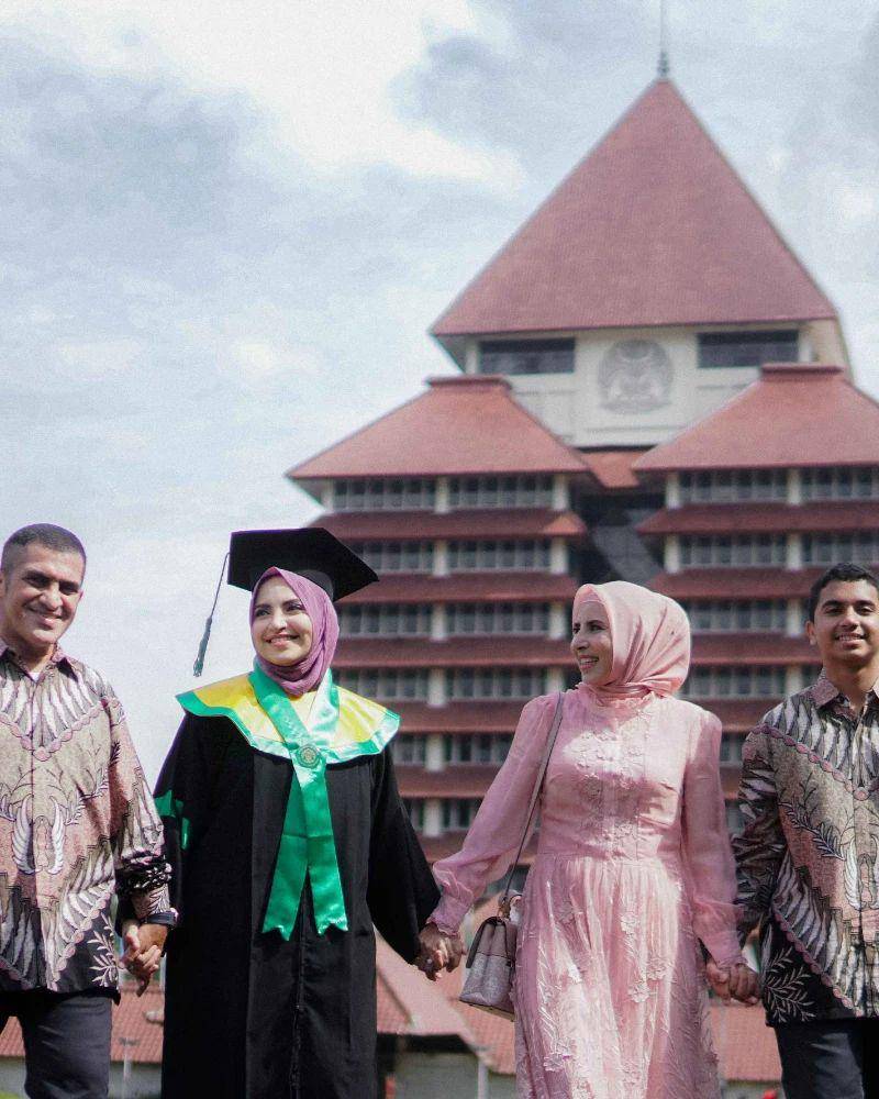 potret kedekatan Shakira dan orangtua (instagram.com/shakiraamirah)