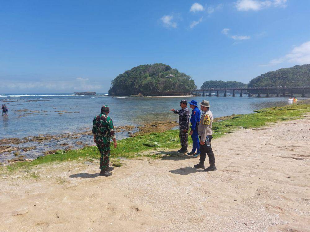 Pencarian pemancing tenggelam di Pantai Tanjung Sirap. (Dok. BPBD Kabupaten Malang)